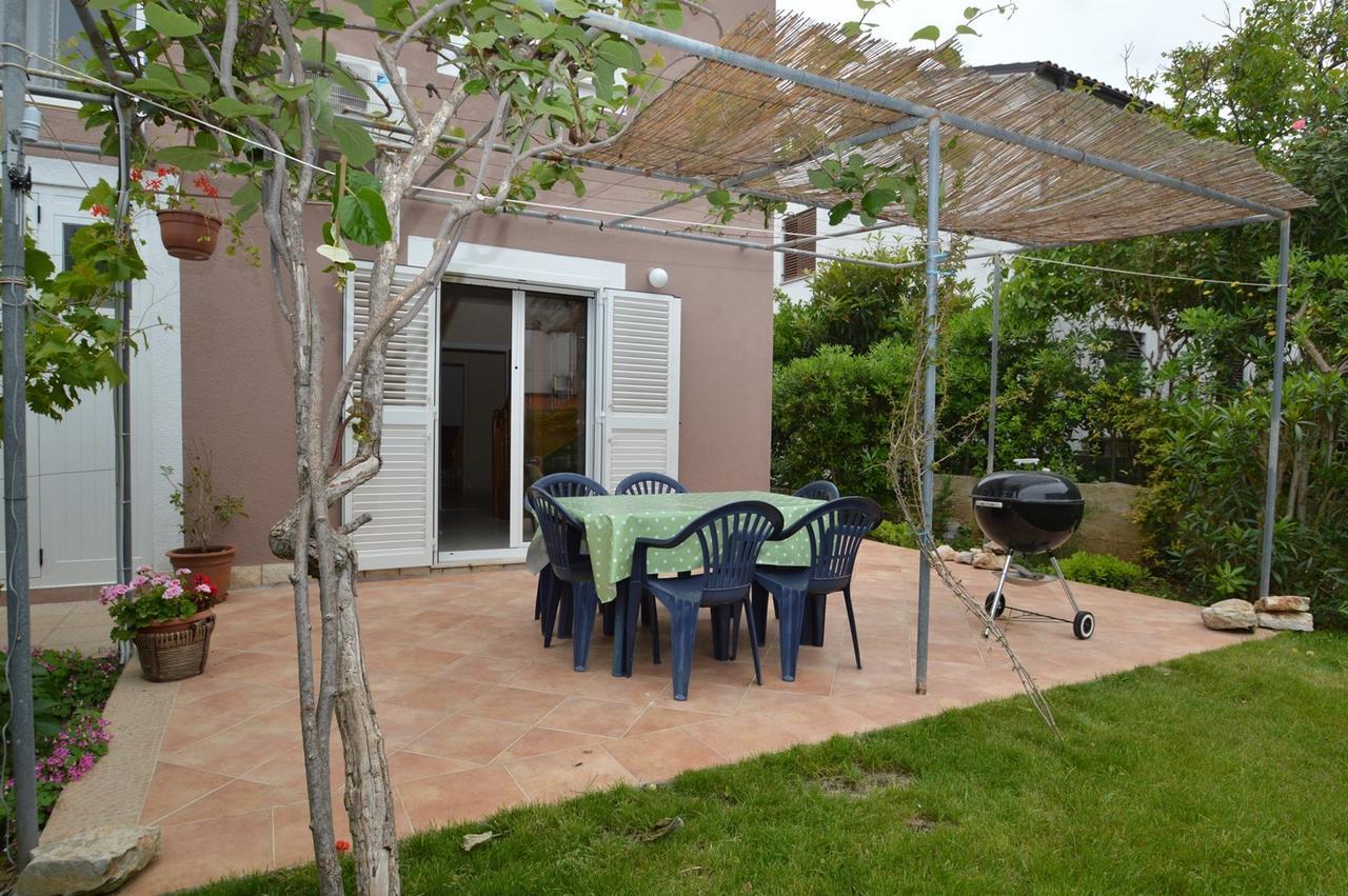 Apartment With Garden - Ana 1 Mali Lošinj Dış mekan fotoğraf